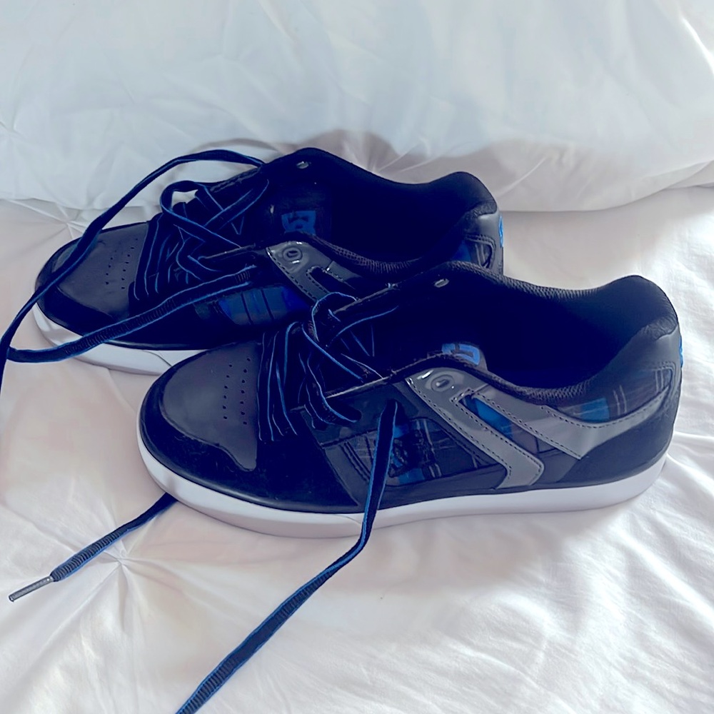 DG boys sneakers size 7.5